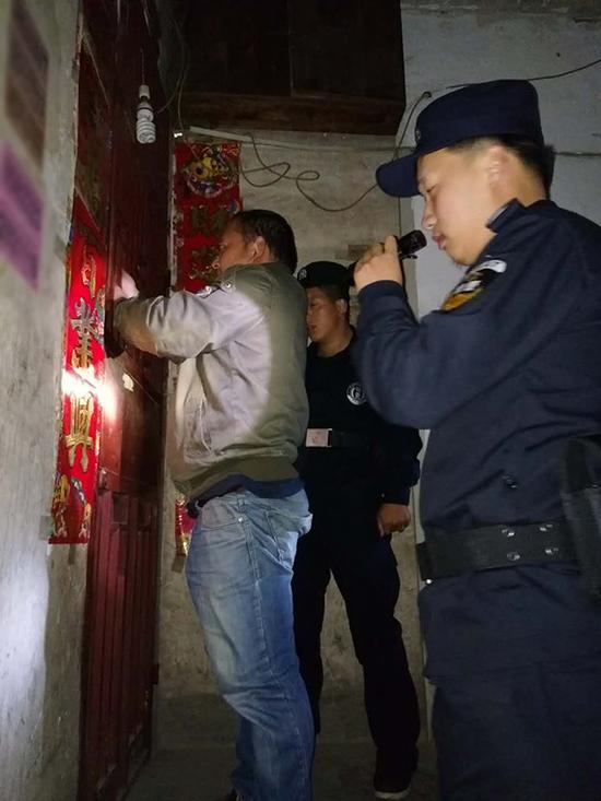 贞丰李文锁城开锁公司粗心妈妈误将幼女锁家中 